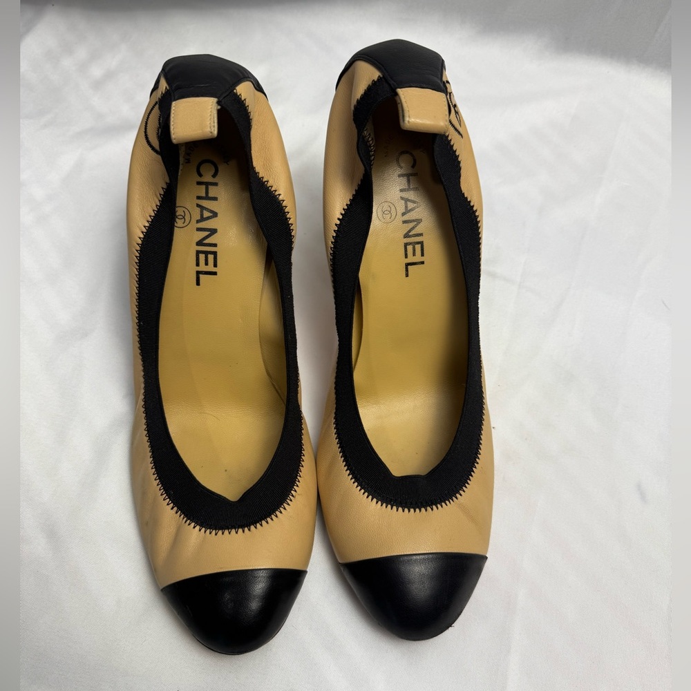CHANEL Two-Tone Beige and Black Pumps 💯 Authentic guaranteed